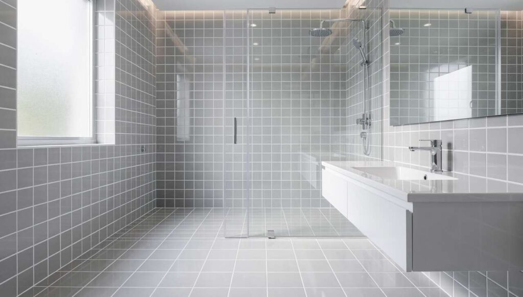 Fugen im Bad wieder weiß: Ein Hausmittel aus der Drogerie wirkt in 15 Minuten ohne Schrubben