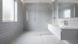 Fugen im Bad wieder weiß: Ein Hausmittel aus der Drogerie wirkt in 15 Minuten ohne Schrubben