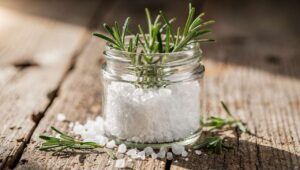 Rosmarin und Salz in einem Glas: Der natürliche Raumduft, der ganz ohne Chemie auskommt