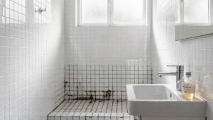 Fliesenfugen im Bad schwarz verfärbt? Dieses Mittel wirkt – und es ist weder Chlor noch Essig